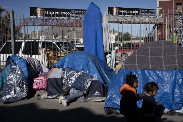 En la frontera de EEUU, los migrantes acampan desalentados