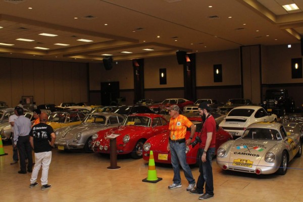 Derroche de lujo y potencia en exposición de autos clásicos