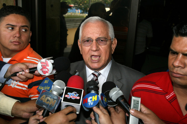 Micheletti reconoce triunfo de Juan Orlando Hernández