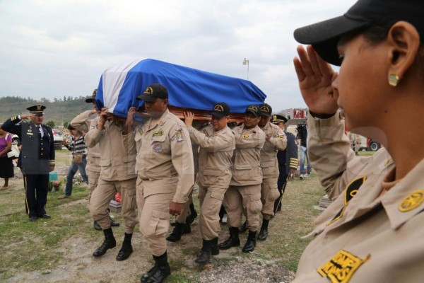 Con honores entierran al héroe bombero Óscar Madrid en Tegucigalpa