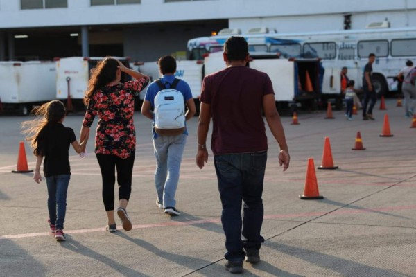 Regresan al país 129 hondureños que esperaban asilo en EEUU