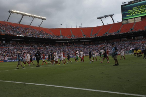 Partido Honduras-Inglaterra se suspendió por 30 minutos