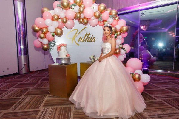 Elegante fiesta rosa para la bella quinceañera Kathia Kafati