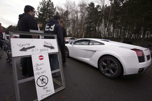 Miles homenajean al actor Paul Walker en el lugar donde falleció
