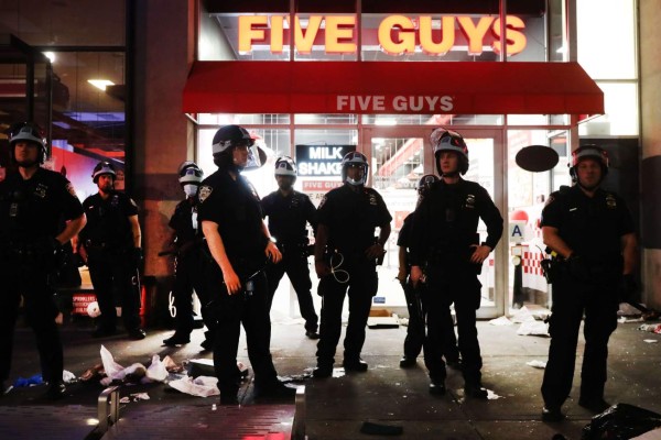 Nueva York amplía toque de queda hasta el domingo por violentas protestas