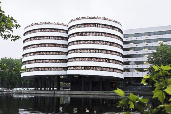 Dos mil personas se desnudan en Amsterdam