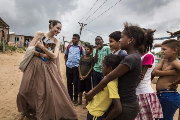 Angelina Jolie visita frontera de Colombia con Venezuela y aboga por los niños