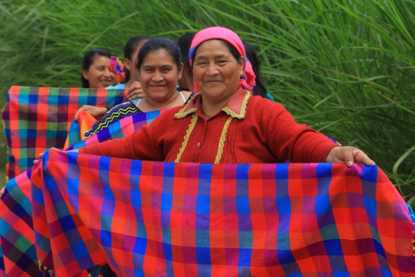 Tejedoras lencas piden precios justos y apoyo para exportar
