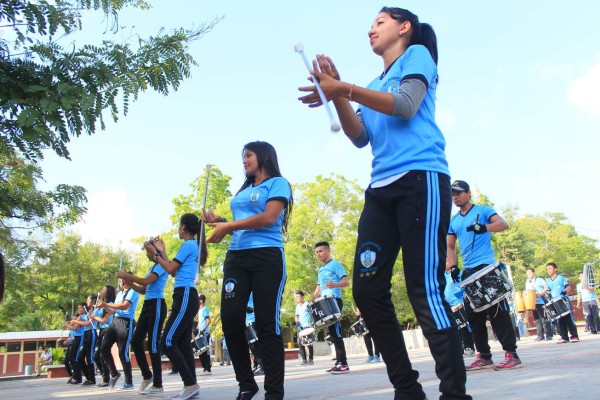 Practican hasta siete horas diarias para festejar a la patria