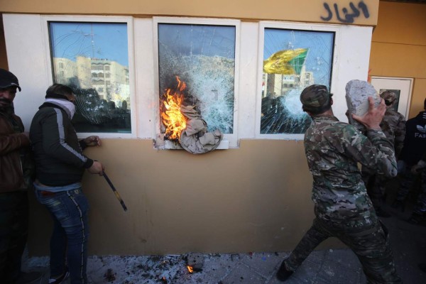 Atacan embajada de EEUU en Bagdad tras ataques contra Irán