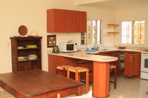 Familia feliz con una cocina ordenada