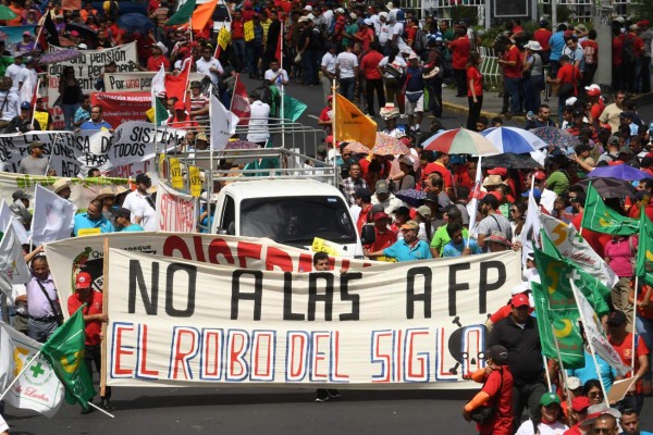 Salvadoreños exigen reformas al sistema de pensiones