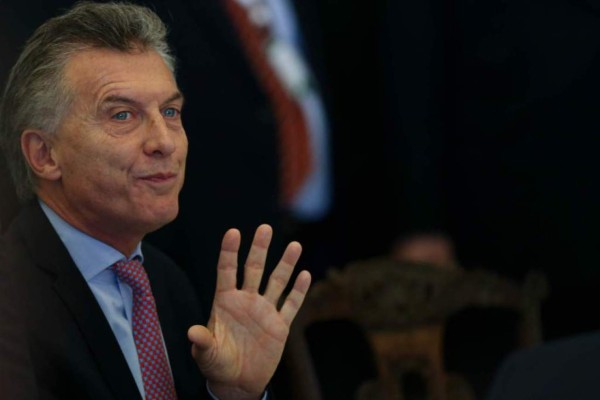 Macri pide disculpas y anuncia ayudas salariales tras revés electoral