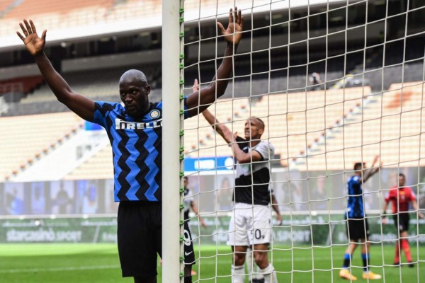 El Inter y su afición celebran el título con goleada ante el Udinese