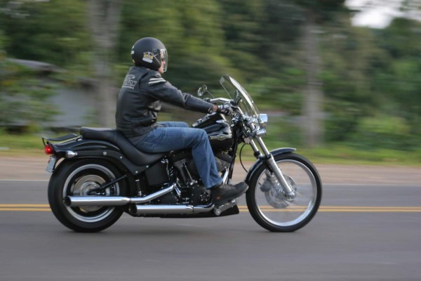 Le gusta conducir la motocicleta: manténgase seguro