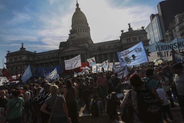 Macri despide a kirchneristas que regulaban medios