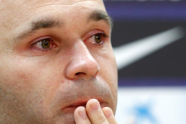 Andrés Iniesta deja el FC Barcelona entre lágrimas