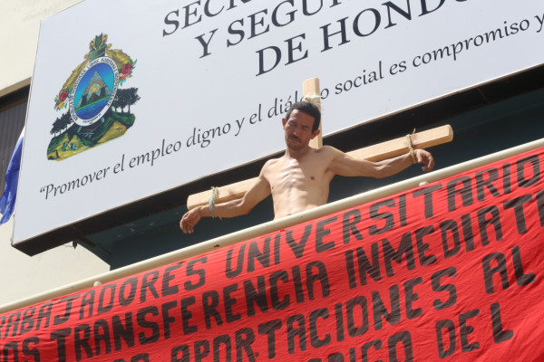 Se crucifica frente a la Secretaría de Trabajo