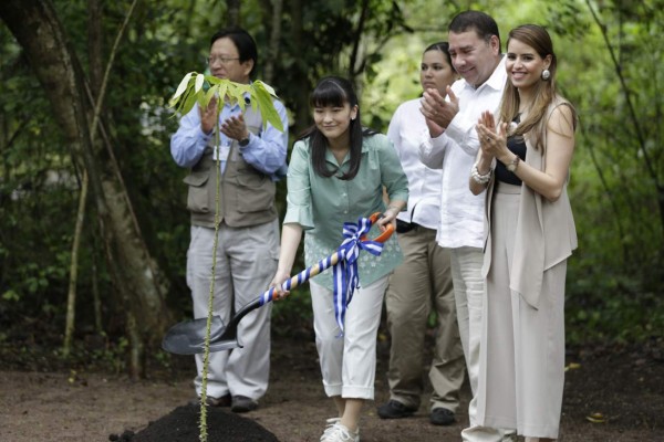Princesa Mako resalta el valor de museos sobre mayas
