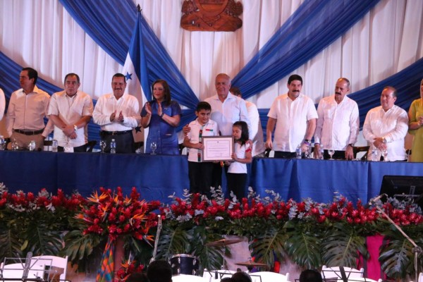 Congreso Nacional reconoce al pintor sampedrano César Milla