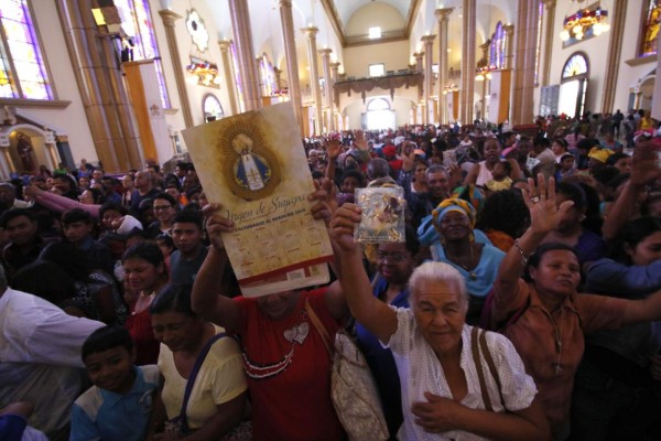 Hondureños celebran con devoción a la Virgen de Suyapa