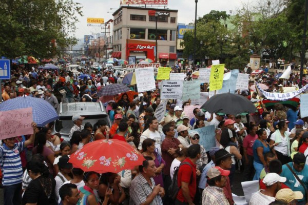 Expropiación de tierras piden en el Día del Poblador