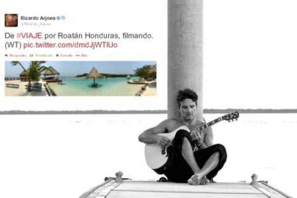 Ricardo Arjona baña en las playas de Roatán
