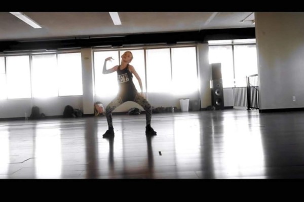 Taylor Hatala de 11 años bailando 'Anaconda'.