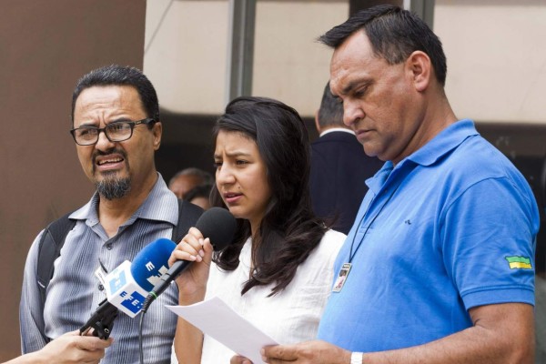 TE3001. TEGUCIGALPA (HONDURAS), 27/04/2016.- Laura Zúñiga Cáceres (c) hija de la asesinada líder defensora de derechos humanos y ambientales Berta Cáceres y su hermano Roberto Cáceres (d) hablan acompañados del abogado Rodil Vásquez (i) en una conferencia de prensa hoy, miércoles 27 de abril de 2016, frente al Ministerio Público en Tegucigalpa (Honduras). La familia de la ambientalista hondureña Berta Cáceres, asesinada el 3 de marzo en el occidente de su país, hará nuevas peticiones a las autoridades de Honduras sobre el crimen, del que todavía se desconoce a sus autores intelectuales y materiales. EFE/Gustavo Amador