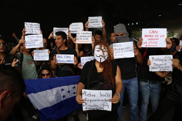 Simbolizando la muerte de la autonomía, los jóvenes elevaron sus voces de protesta y al unísono gritaron: “Queremos la universidad pública”.