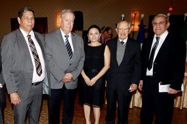 Agrónomos reconocen labor de empresarios