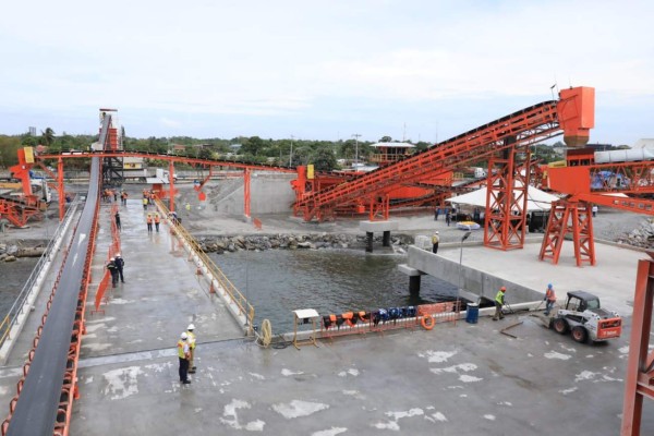 Presidente de Honduras visita nueva terminal de graneles de Puerto Cortés