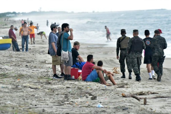 Pese a mal clima, hondureños visitan la costa norte