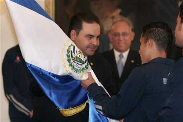 Presidente Saca entrega pabellón salvadoreño a deportistas que van a Pekín