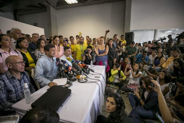 Oposición venezolana descarta diálogo tras derrota electoral