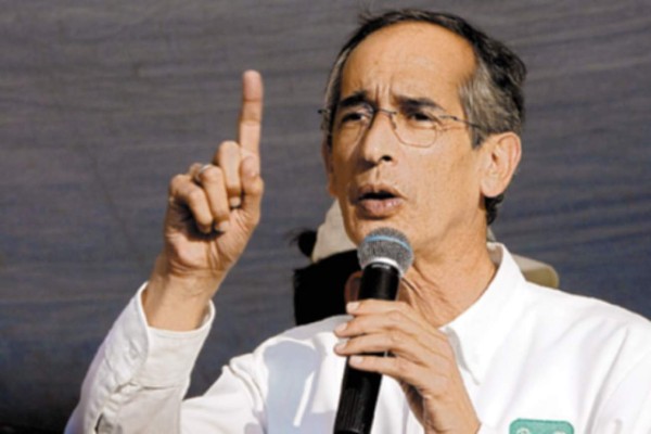 Álvaro Colom ataca a contrincante político