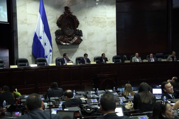 Controversia en Congreso por informe sobre liquidación de banco de los Rosenthal