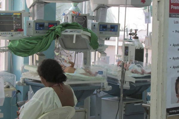 'Es mi hija y tengo que salir adelante', madre de bebé con microcefalia