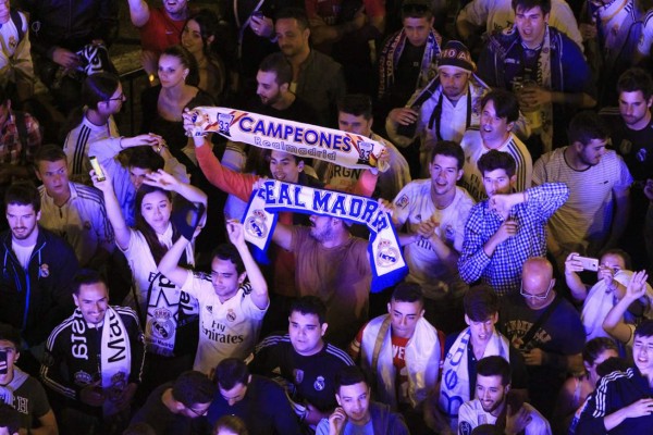 Bandera de Honduras en festejos de aficionados del Real Madrid en España