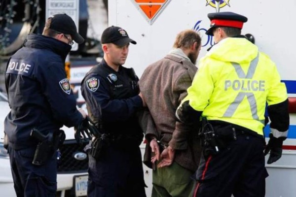 Detienen a piloto ebrio que se desmayó antes de despegar