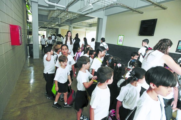 Institutos bilingües de Honduras piden certificar el high school de 12 años