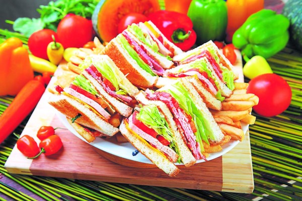 Sándwich, un rico relleno con carne, queso y vegetales