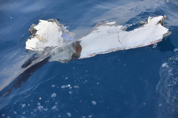 Investigan fallo técnico en accidente de avión en Indonesia