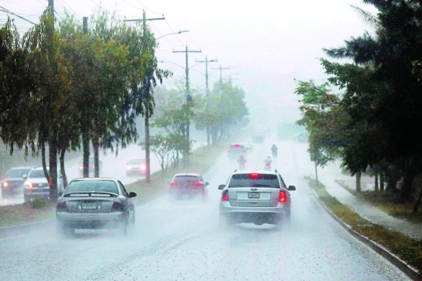 Prevén lluvias moderadas por llegada de fenómeno tropical