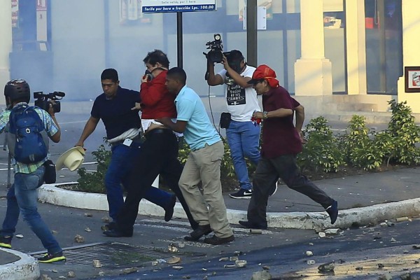 Mel Zelaya es gaseado en protesta en Honduras