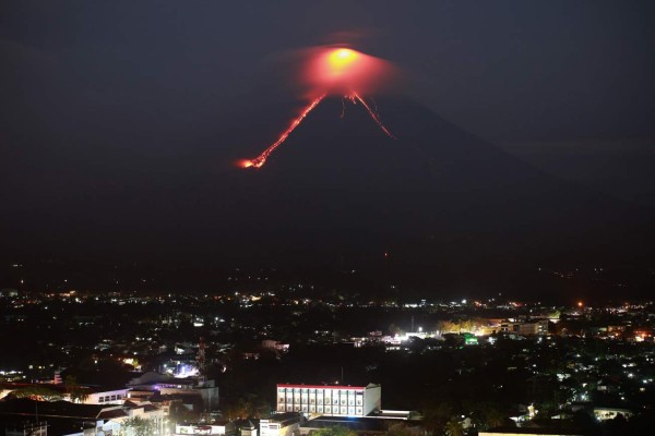 El despertar del volcán filipino Mayón hace huir a miles de personas