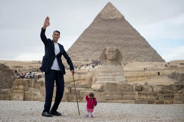 La mujer más pequeña y el hombre más alto del mundo se reúnen en Egipto