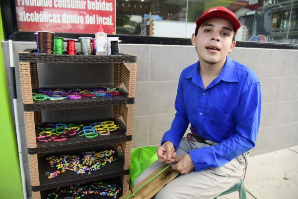 'Mi ceguera me ayudó a ser una persona independiente”: Alexs McDonald Cruz