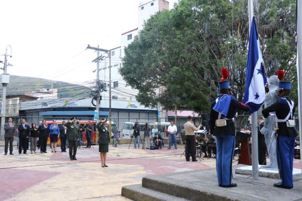 Con fervoroso homenaje a la Bandera inician fiestas patrias
