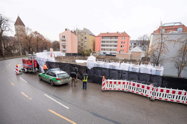 Police patrols beside a secured area during a evacuation on December 25, 2016 in Augsburg, southern Germany.Around 54,000 residents are being evacuated from their homes. It is Germany's biggest evacuation for an unexploded bomb since the end of the World War Two. / AFP PHOTO / dpa / Tobias Hase / Germany OUT